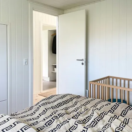 Feriehus Charming Summer House Close To
